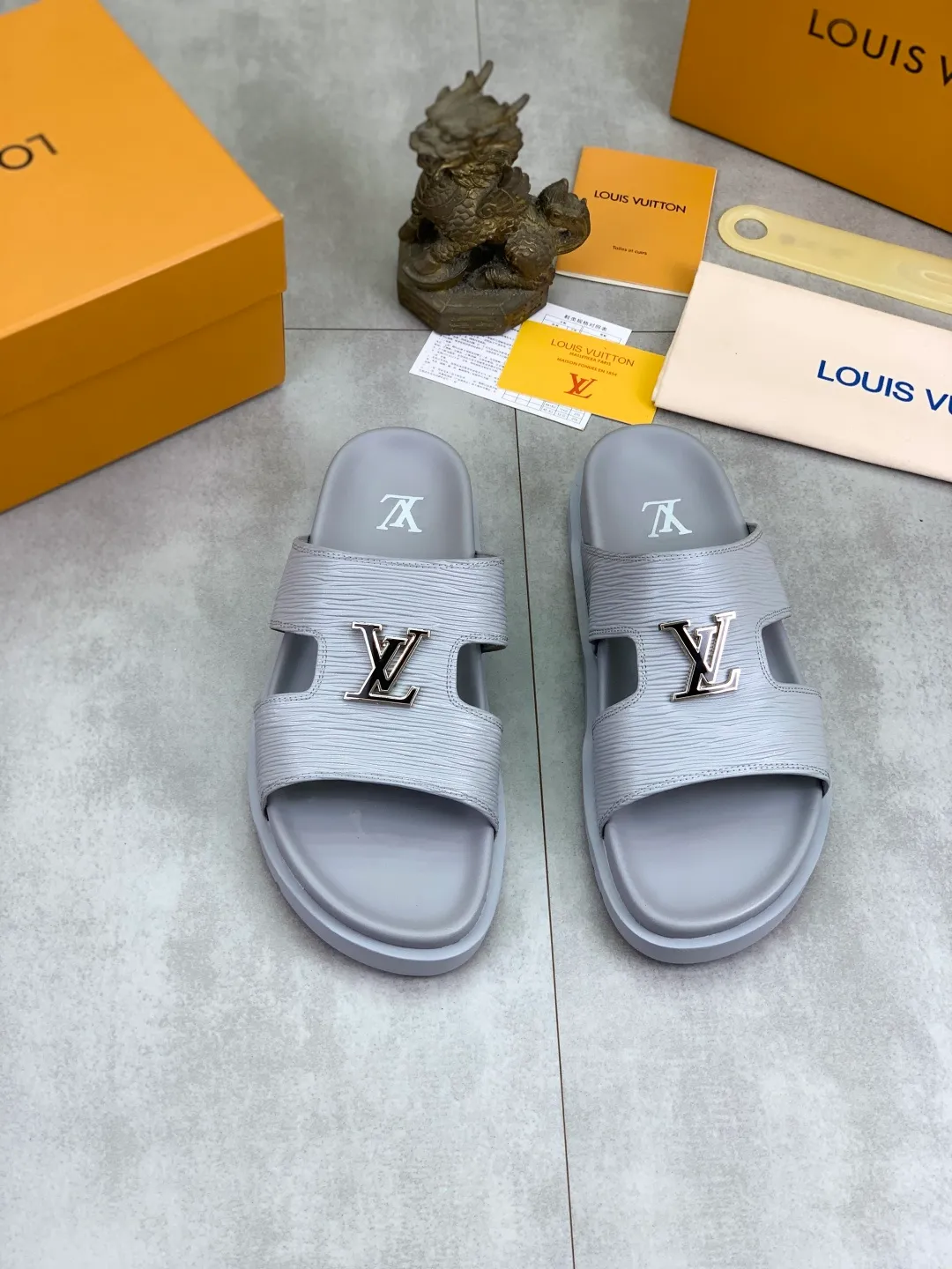 Men's shoes 💰P300💰【New style】🆘 Original quality 【LOUIS VUITTON】The popular Louis Vuitton LV men's slippers on the official website are on sale simultaneously! Original fabric imported from Italy, original factory special supply, code number: 38-44 (45 customized), many colors available